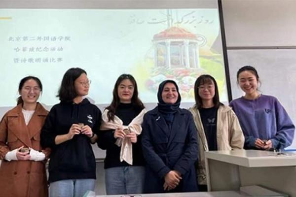 تور چین: رقابت دانشجویان زبان و ادبیات فارسی پکن در مسابقه شعرخوانی