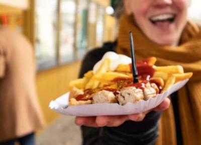 طرز تهیه سوسیس کاری ؛ غذای خیابانی محبوب و خوشمزه آلمانی