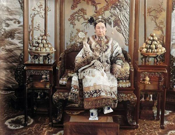 عکس های دیده نشده از ملکۀ چین در آخرین سال های امپراطوری